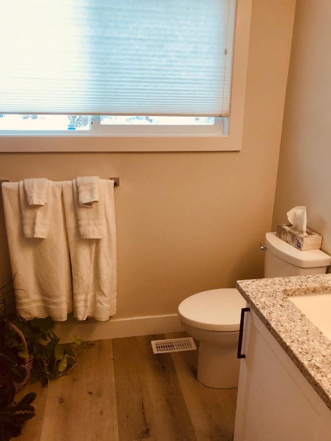 Your Home Away From Home Kelowna Exteriör bild
