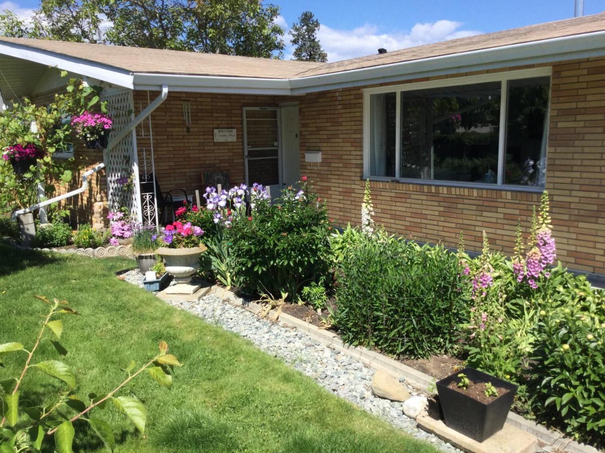Your Home Away From Home Kelowna Exteriör bild