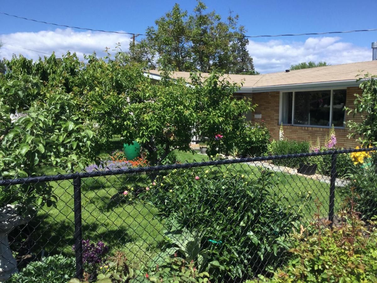 Your Home Away From Home Kelowna Exteriör bild